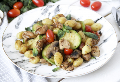 Картофельные ньокки с курицей, грибами и овощами